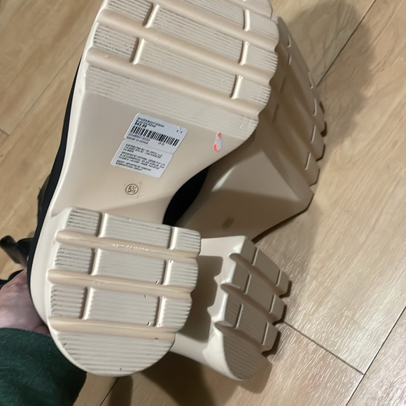 Funky two toned chunky boots - Picture 5 of 6